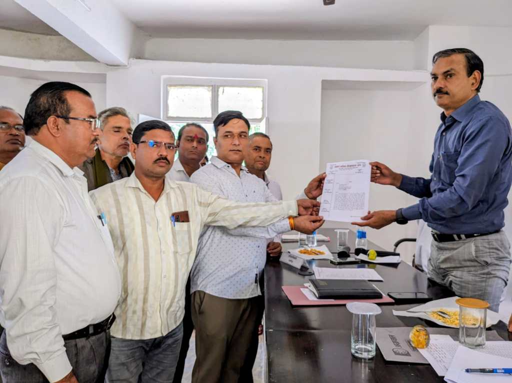 लेखपाल संघ ने तहसील समाधान दिवस पर उपजिलाधिकारी माधौगढ़ को सौंपा&nbsp;ज्ञापन