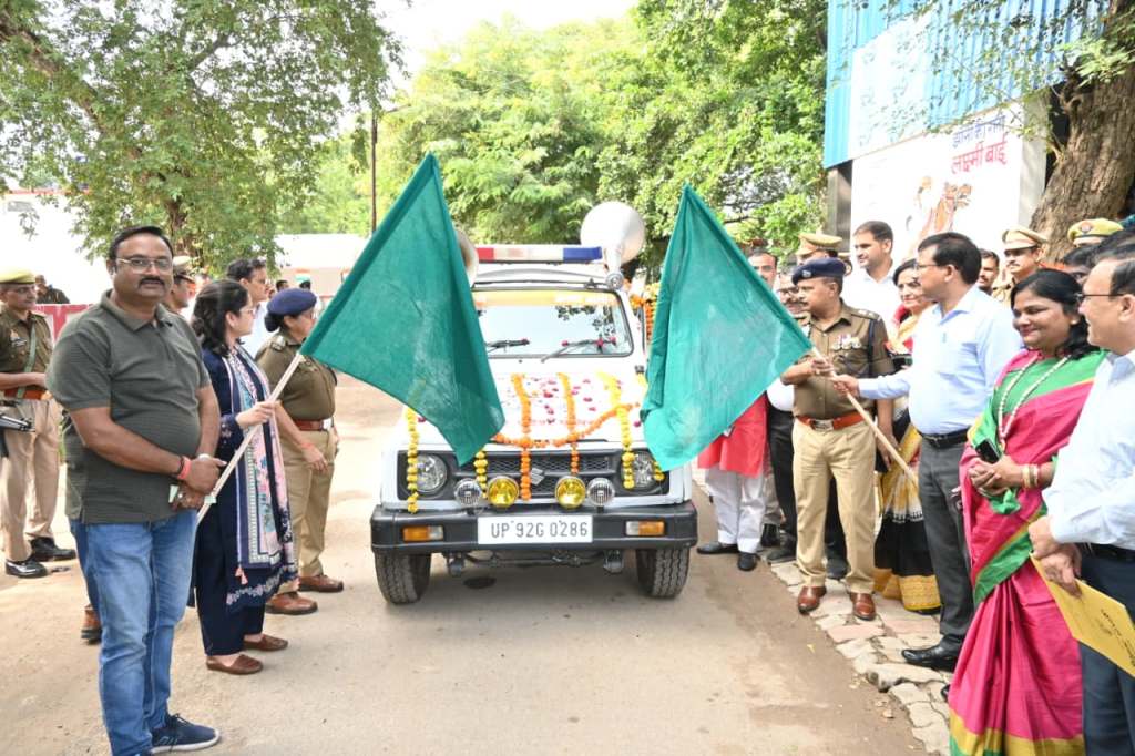 डीएम और एसपी ने किया यातायात माह का&nbsp;शुभारंभ