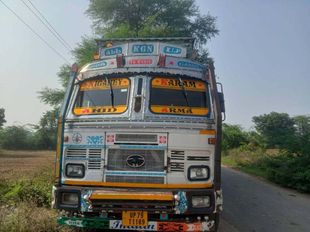 वन क्षेत्र में अवैध कटान की लकड़ी ढोकर ला रहा ट्रक&nbsp;जब्त