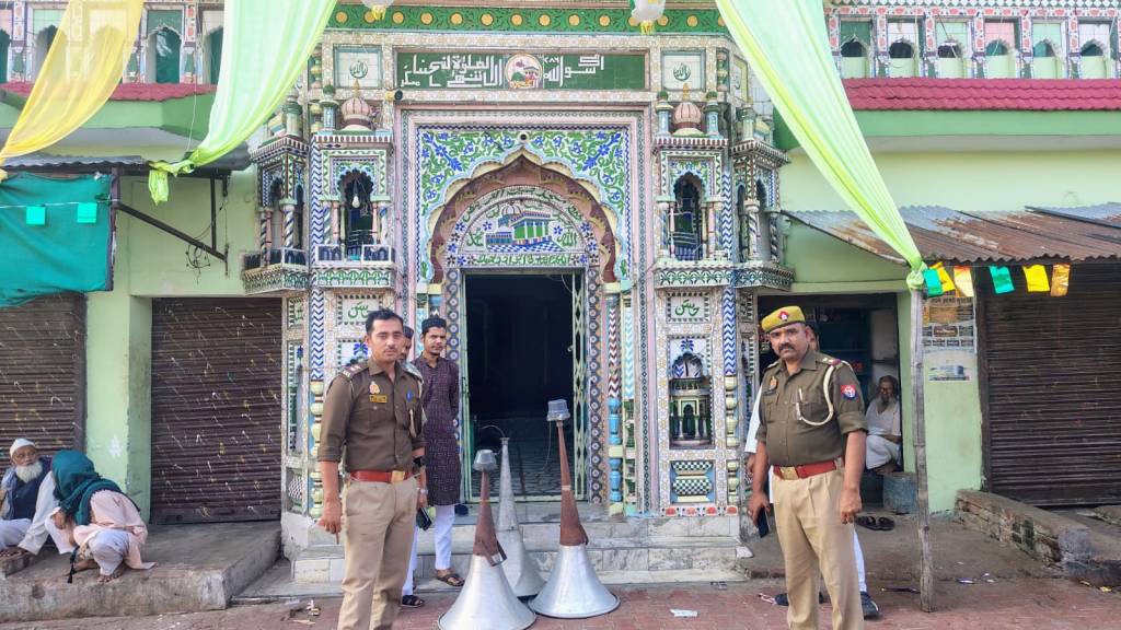 मंदिर-मस्जिदों से तेज ध्वनि वाले लाउडस्पीकर&nbsp;हटवाये
