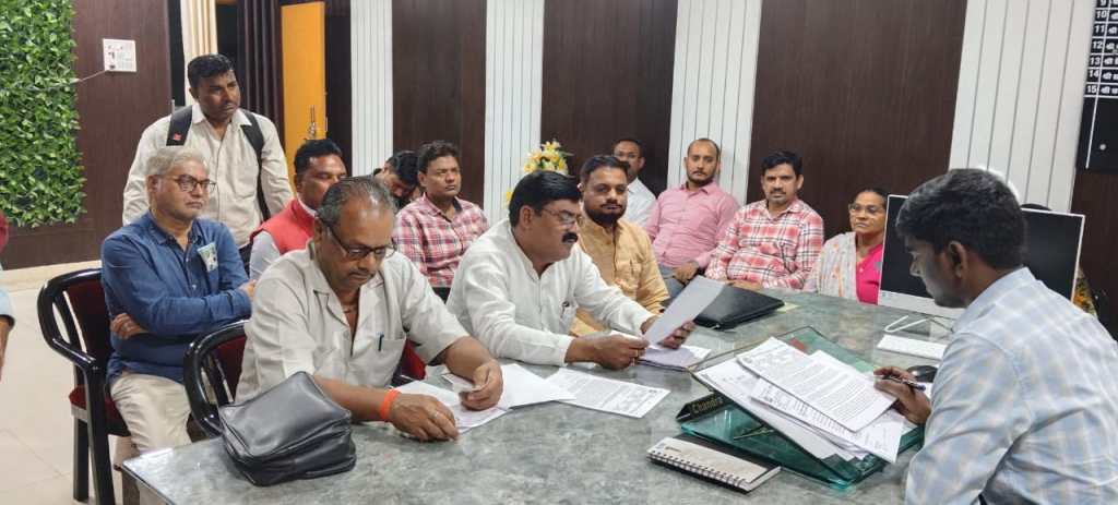 राष्ट्रीय शैक्षिक महासंघ ने बीएसए को ज्ञापन सौंपकर की शिक्षक समस्याओं के निराकरण की मांग 