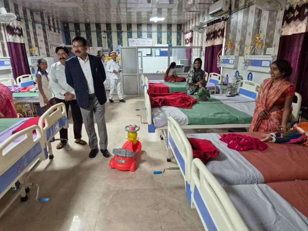 जिलाधिकारी का औचक निरीक्षणः जिला चिकित्सालय में 7 डॉक्टर अनुपस्थित&nbsp;मिले