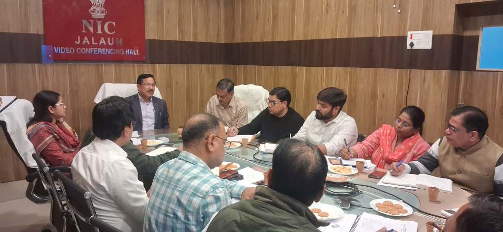 पराली जलाने वाले किसानों से वसूलें जुर्माना , जिलाधिकारी ने अफसरों को&nbsp;दौडाया