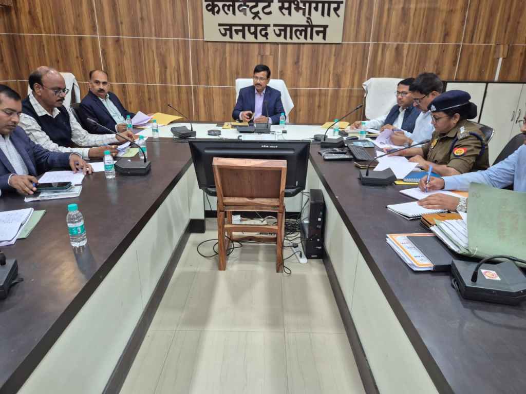 सड़क सुरक्षा बैठक में जिलाधिकारी की सख्ती, विभागों को एक सप्ताह का&nbsp;अल्टीमेटम