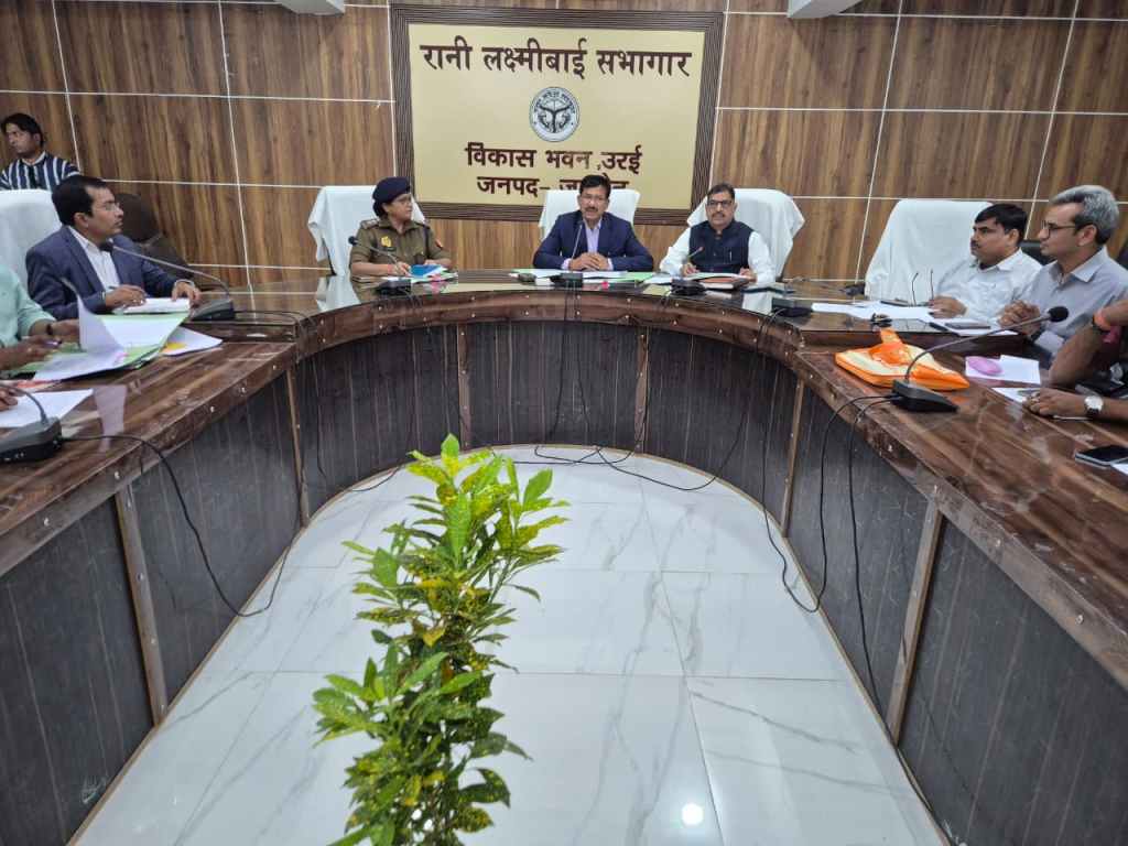 उद्योग बंधु बैठक में डीएम ने दी रफ्तार, निवेश मित्र पोर्टल पर लंबित प्रकरण तुरंत निपटाने के आदेश; कौंच औद्योगिक क्षेत्र व ऐट टोल प्लाजा सड़क कार्य को 5.41 लाख की&nbsp;स्वीकृति