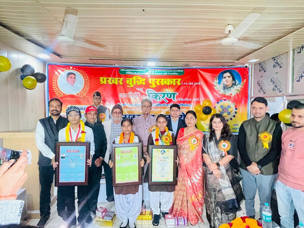 कठिन मेहनत और समर्पण से ही मिलता है पुरस्कार : मेधावियों का भव्य&nbsp;सम्मान