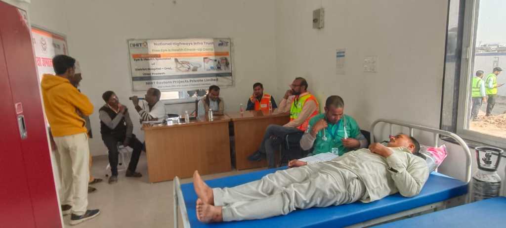 आटा टोल प्लाजा पर सड़क सुरक्षा जागरूकता के साथ लगा स्वास्थ्य शिविर, 67 चालकों की हुई शुगर-नेत्र&nbsp;जांच