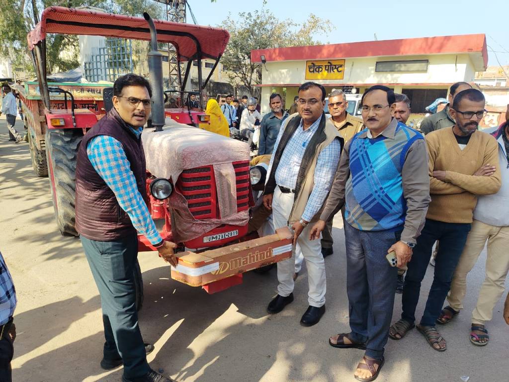 यातायात माह के तहत गल्ला मण्डी में सड़क सुरक्षा जागरुकता अभियान, 67 ट्रैक्टर-ट्रालियों पर लगाई गई रिफ्लेक्टिव&nbsp;टेप