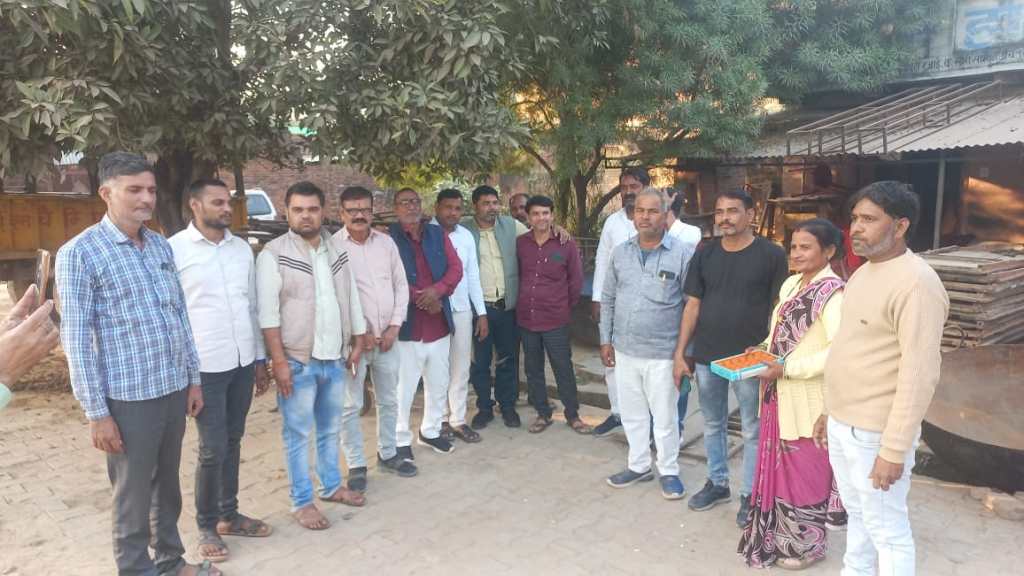उर्विजा दीक्षित की पुनर्नियुक्ति पर रामपुरा उरई में भाजपाइयों का जोरदार जश्न, मिठाइयाँ बाँटींकर लुटाया&nbsp;प्यार!