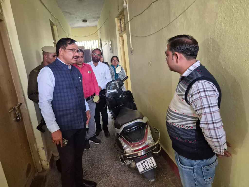 जिलाधिकारी ने डीआईओएस कार्यालय का औचक निरीक्षण किया, लापरवाही पर दो कर्मचारियों का वेतन रोका, 14 स्कूलों का लंबित वेतन तत्काल शुरू करने के सख्त&nbsp;निर्देश