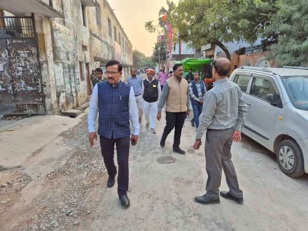 जिलाधिकारी ने गांधी महाविद्यालय के पास बन रही सड़क के निर्माण में अनियमितता पकड़ी, काम तत्काल रुकवाया, गुणवत्ता से समझौता बर्दाश्त नहीं करने की&nbsp;चेतावनी