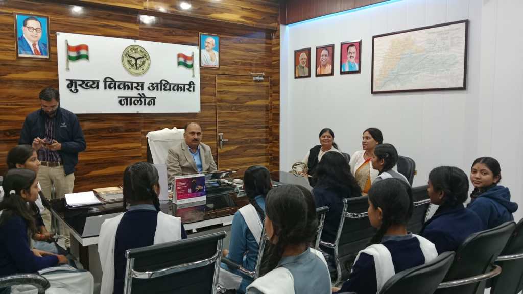 सरस्वती विद्या मंदिर इंटर कॉलेज कोंच के बच्चों ने सीडीओ से किया संवाद: सरस्वती ज्ञान यात्रा को मुख्य विकास अधिकारी ने किया&nbsp;स्वागत-सम्मान