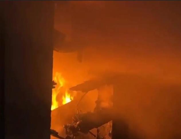 एक साथ तीन दुकानों में लगी आग: मोबाइल-कंप्यूटर सेंटर और बाइक-ऑटो पार्ट्स के लाखों के माल जलकर&nbsp;राख