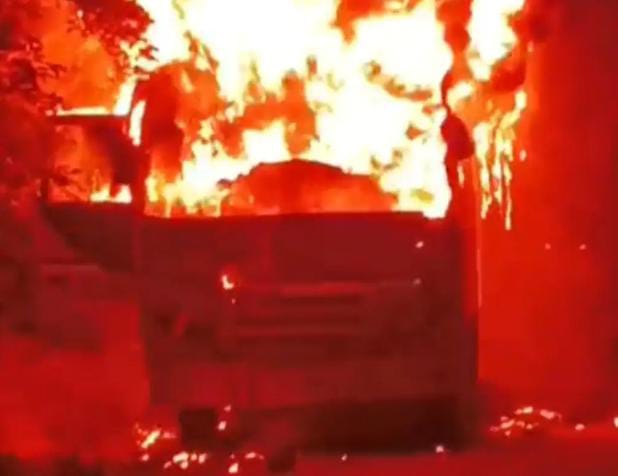 बरात की बस जलकर राख, शॉर्ट सर्किट से लगी आग; बड़ा हादसा&nbsp;टला