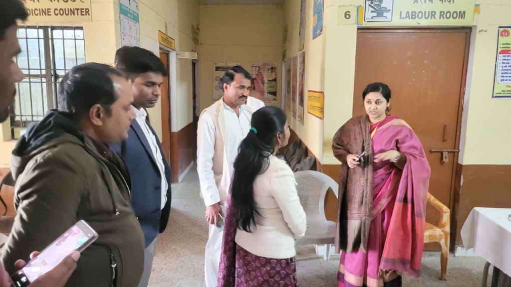 वित्त मंत्रालय की निदेशक भूमिका वर्मा ने जालौन के आकांक्षी ब्लॉक में विकास कार्यों का किया निरीक्षण, गुणवत्तापूर्ण कार्यों की&nbsp;सराहना