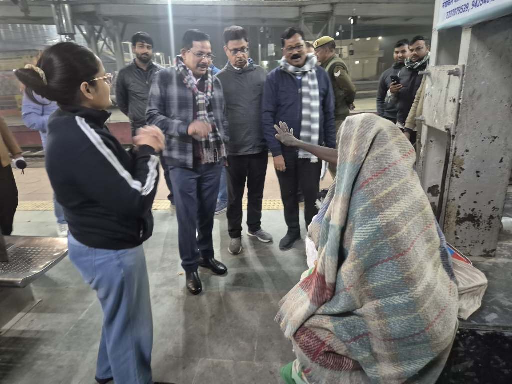 जिलाधिकारी ने ठंड से राहत व्यवस्थाओं का निरीक्षण किया, जरूरतमंदों को बांटे कंबल; रैन बसेरों में सभी सुविधाएं सुनिश्चित करने के&nbsp;निर्देश
