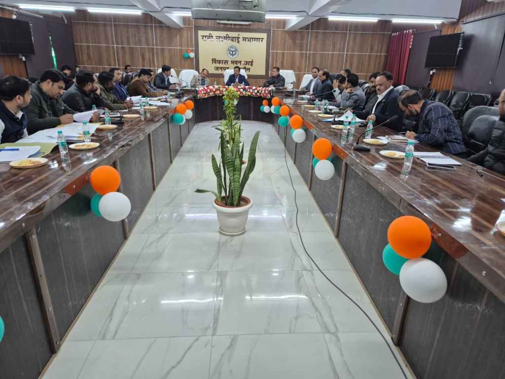 जिलाधिकारी ने एक करोड़ से अधिक लागत की विकास परियोजनाओं की समीक्षा की: समयबद्ध एवं गुणवत्तापूर्ण निर्माण के सख्त&nbsp;निर्देश