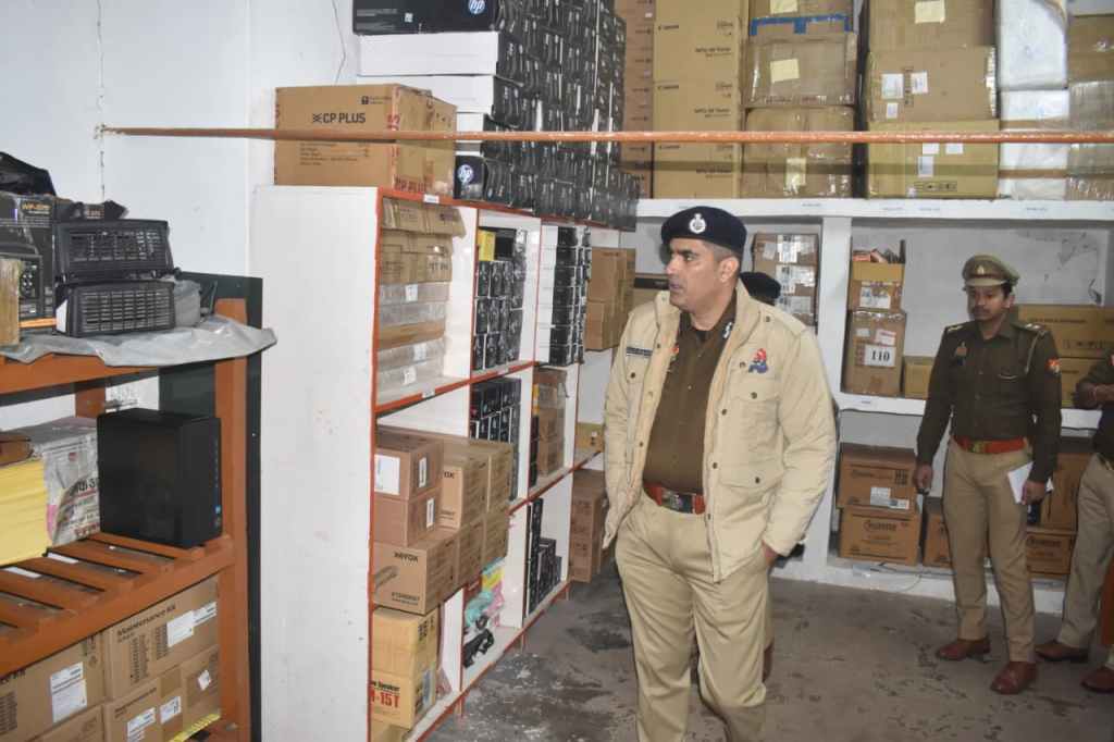 आईजी झांसी रेंज आकाश कुलहरी ने जालौन का किया वार्षिक निरीक्षण: रिजर्व पुलिस लाइन व कोतवाली उरई में लापरवाही पर सब-इंस्पेक्टर निलंबित, उत्कृष्ट कार्य पर&nbsp;पुरस्कार