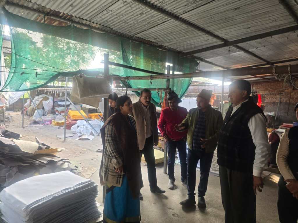 वित्त मंत्रालय की डायरेक्टर भूमिका वर्मा ने किया कृषि विज्ञान केंद्र व हस्त कागज उद्योग का&nbsp;निरीक्षण