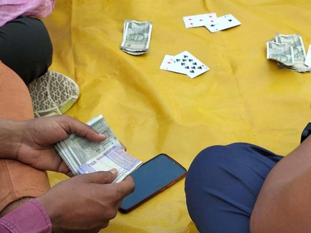 जालौन में जुए पर पुलिस का शिकंजा, पांच जुआरी गिरफ्तार, 8,050 रुपये नकद व मोबाइल&nbsp;बरामद