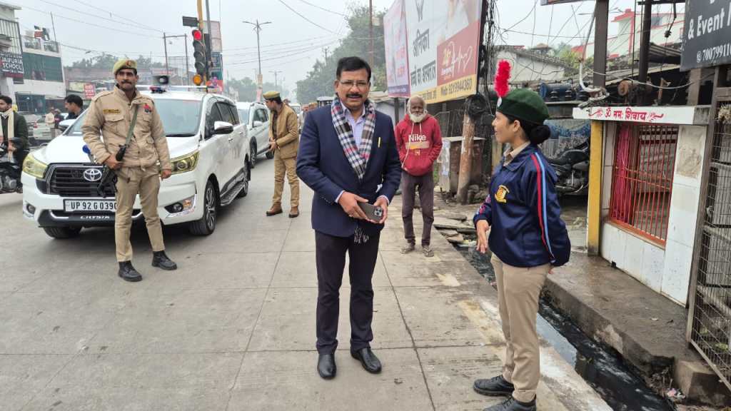 राष्ट्रीय सड़क सुरक्षा माह का शुभारम्भ, डीएम–एसपी ने एनसीसी-एनएसएस संग चौराहों पर चलाया जागरूकता&nbsp;अभियान