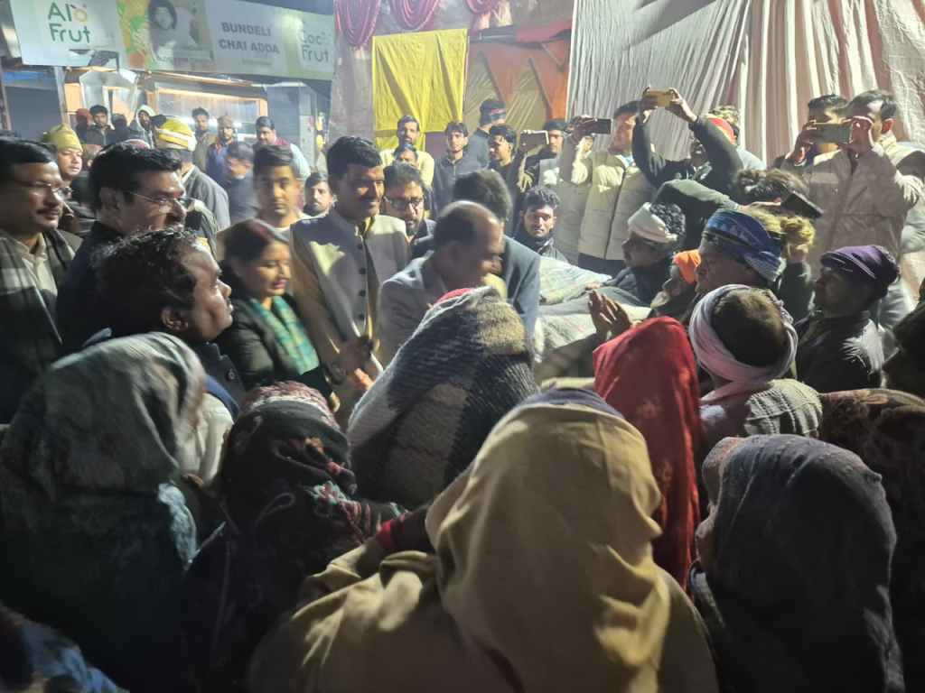 कड़ाके की ठंड में सरकार की संवेदनशीलता, प्रभारी मंत्री संजय सिंह गंगवार ने रैन बसेरों व अलाव स्थलों का किया औचक&nbsp;निरीक्षण