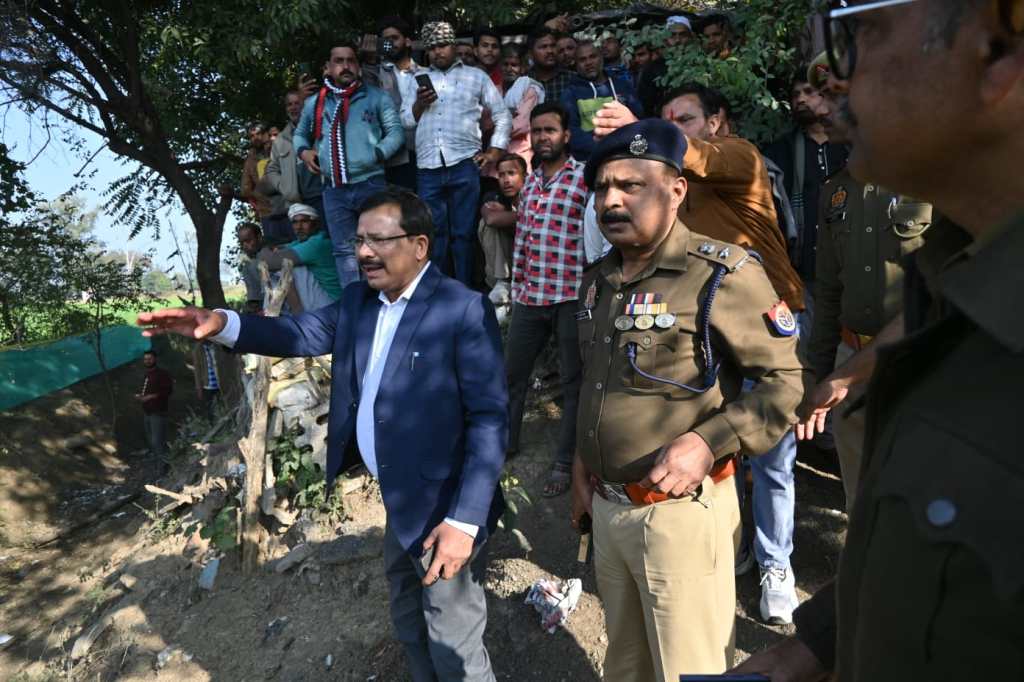 टायर फटते ही मौत बनकर पलटा ट्रक,प्याज से भरे ट्रक ने कुचले पांच लोग, तीन की दर्दनाक&nbsp;मौत