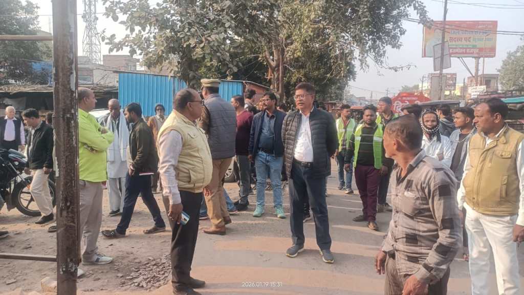 राठ रोड पर चला प्रशासन का बुलडोज़र एक्शन, अवैध अतिक्रमण पर नगर प्रशासन की सख्त&nbsp;चोट