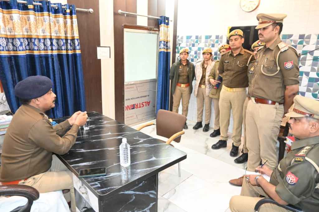 कुठौन्द थाने में अचानक पहुँचे एसपी, अभिलेखों से लेकर अपराध नियंत्रण तक कसी&nbsp;कसावट