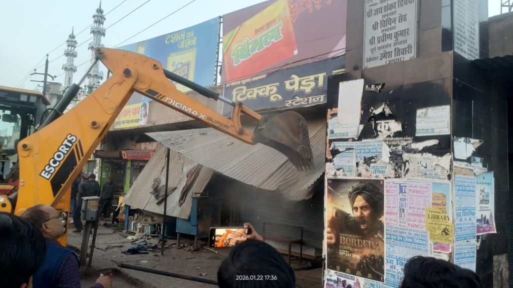 अतिक्रमण पर चला प्रशासन का बुलडोज़र, टाउन हॉल से रेलवे स्टेशन तक सड़कें हुईं आज़ाद