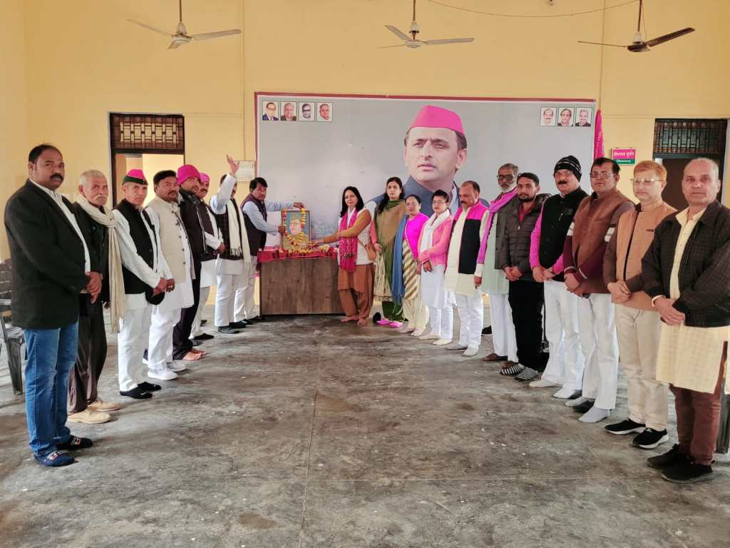 सपा कार्यालय उरई में नेताजी सुभाष चंद्र बोस की जयंती मनाई गई, कार्यकर्ताओं ने किया नमन