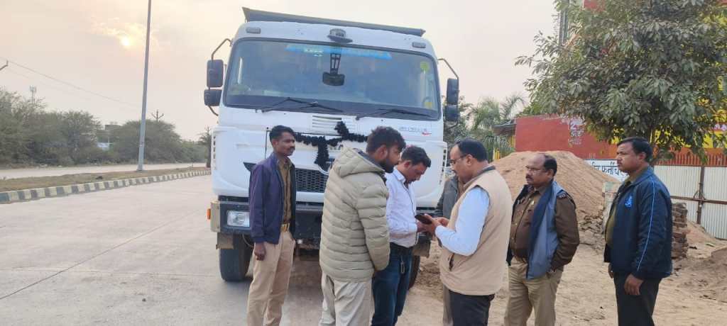 राष्ट्रीय सड़क सुरक्षा माह के तहत बिना नंबर प्लेट वाहनों पर चला अभियान