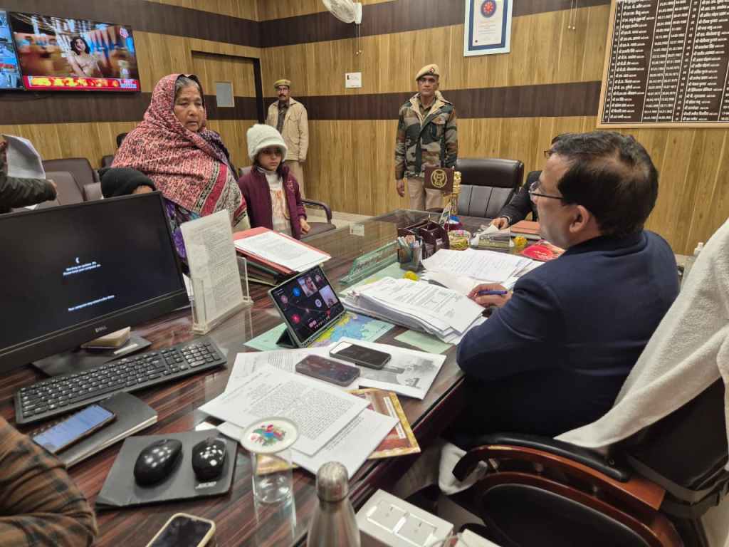 तीन मासूम, एक बूढ़ी दादी और टूटा हुआ सहारा… जनसुनवाई में पसीजी आंखें, प्रशासन बना हमदर्द”