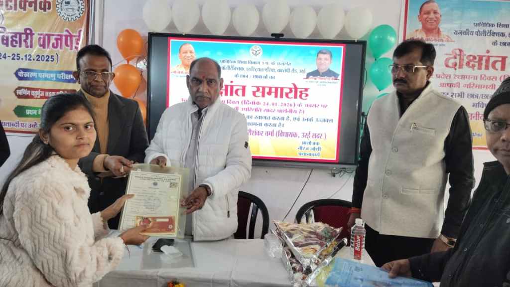 अपनी पाठशाला में लौटे विधायक, स्वर्णिम स्मृतियों के बीच बंटे&nbsp;डिप्लोमा”