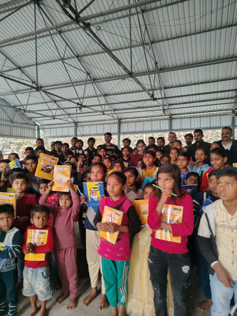 “किताबों में बसंत, मुस्कानों में उम्मीद—इंसानियत ग्रुप ने रचा सेवा का&nbsp;उत्सव”