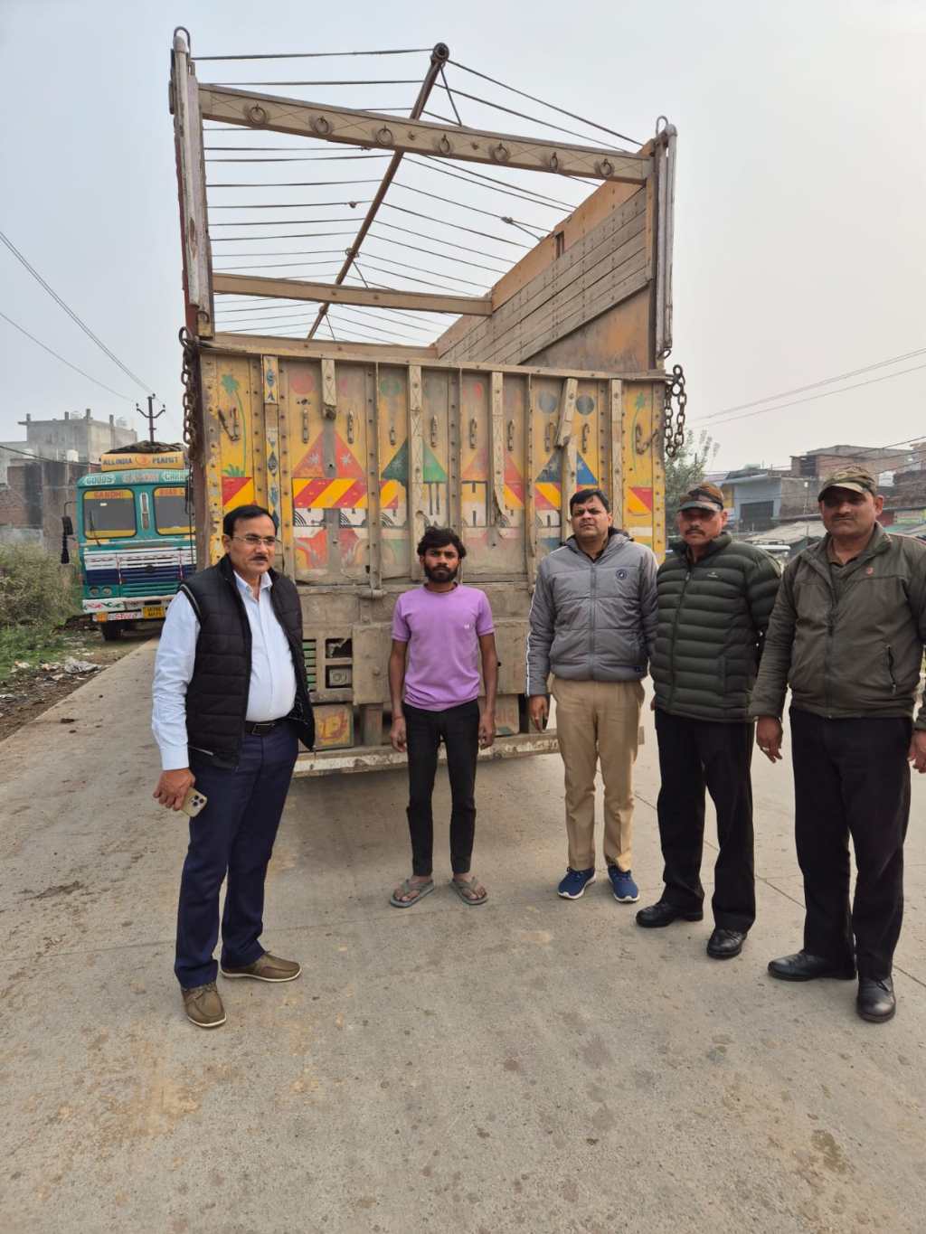 “सड़क सुरक्षा माह में सख्ती, बिना नंबर प्लेट और ओवरलोड वाहनों पर चला&nbsp;चाबुक