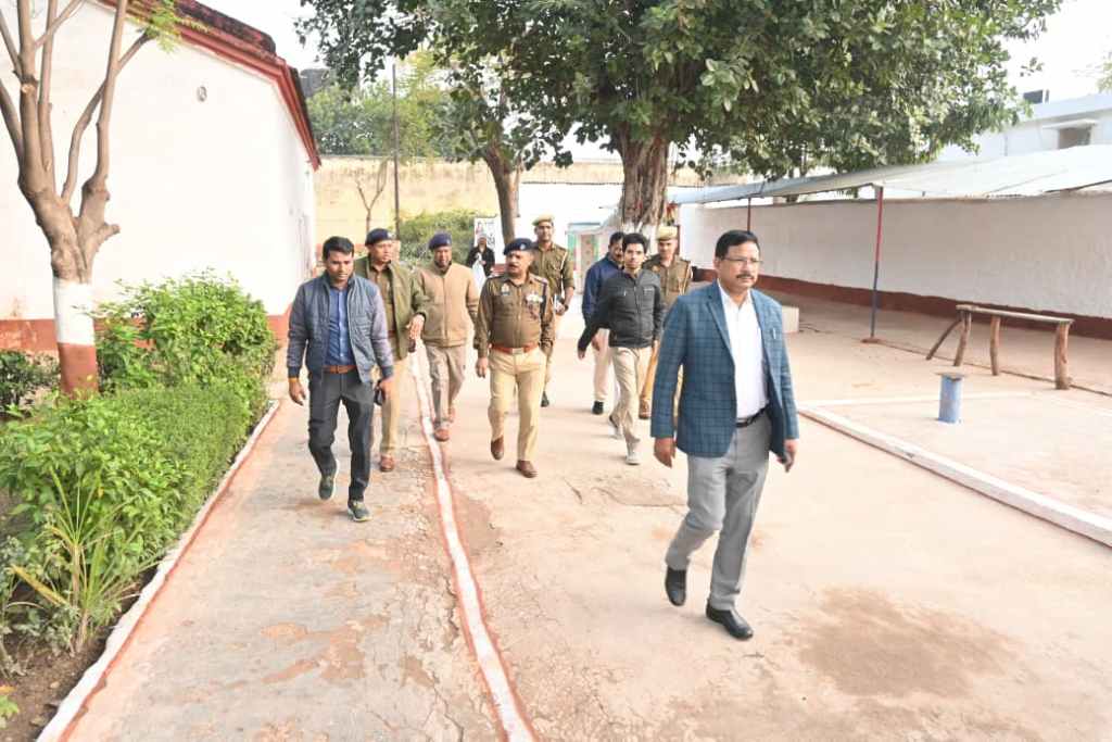 जिला कारागार में डीएम–एसपी का औचक छापा, बैरकों से रसोई तक खंगाली व्यवस्था, लापरवाही पर कड़ी कार्रवाई के निर्देश