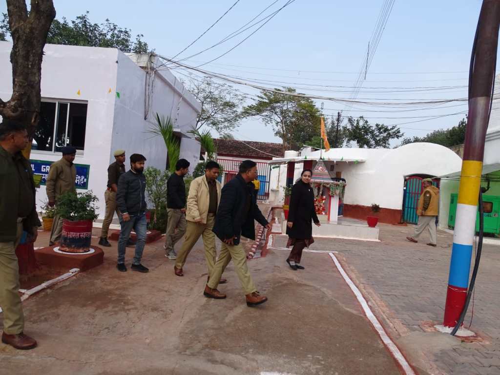 सलाखों के पीछे उम्मीद की रोशनी बनी विधिक सहायता — जिला कारागार में बंदियों की पीड़ा सुनने पहुँचीं जज