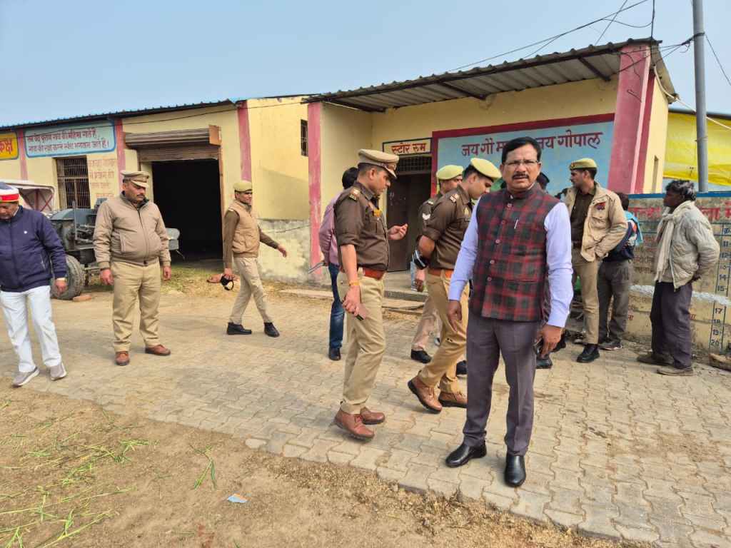 गौमाता के बीच पहुंचे जिलाधिकारी–एसपी, दुलार और सेवा से दिया संरक्षण का&nbsp;संदेश