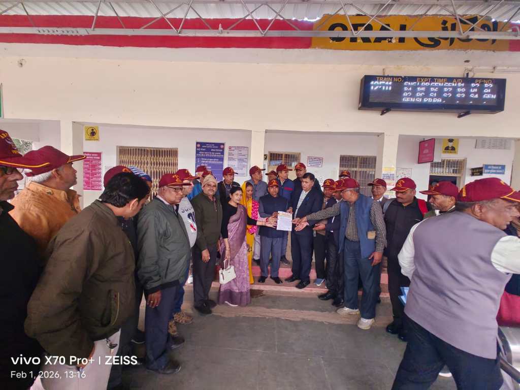 उरई से दिल्ली तक वंदे भारत ट्रेन की मांग तेज, पूर्व सैनिकों और व्यापारियों ने सौंपा&nbsp;ज्ञापन