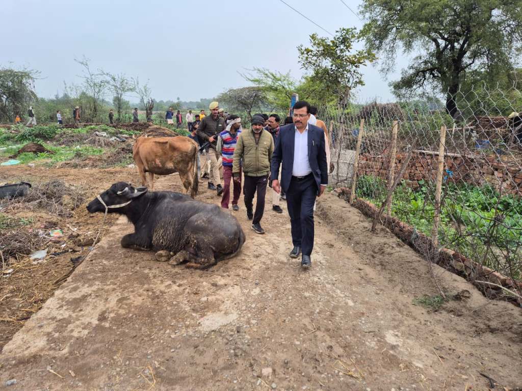 ग्राम रेवा में डीएम का औचक निरीक्षण, लापरवाही पर प्रधान को नोटिस के&nbsp;निर्देश