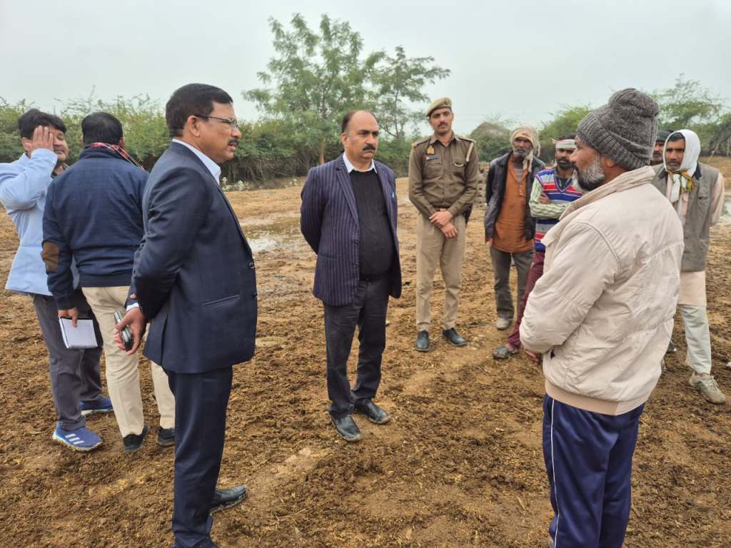 बारिश के बाद गौशालाओं का डीएम ने लिया जायजा, डेढ़ किमी पैदल चलकर पहुंचे निरीक्षण&nbsp;को