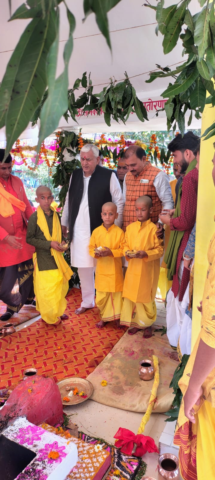 इटौरा में 21 बटुकों का सामूहिक यज्ञोपवीत संस्कार, वैदिक मंत्रों से गूंजा विद्यालय&nbsp;परिसर
