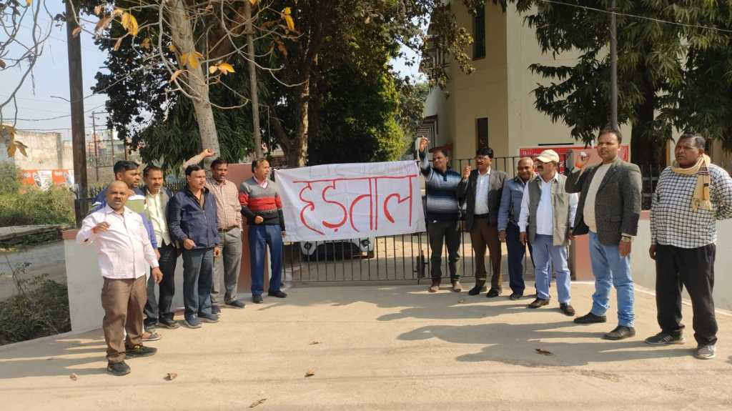 एलआईसी में तालाबंदी, सरकार के खिलाफ कर्मचारियों का&nbsp;बिगुल