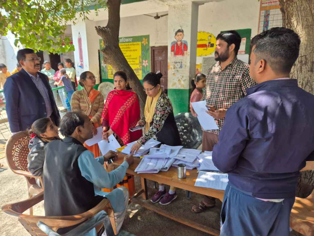 मतदाता पुनरीक्षण केंद्रों का जिलाधिकारी ने किया निरीक्षण, पारदर्शी निस्तारण के&nbsp;निर्देश