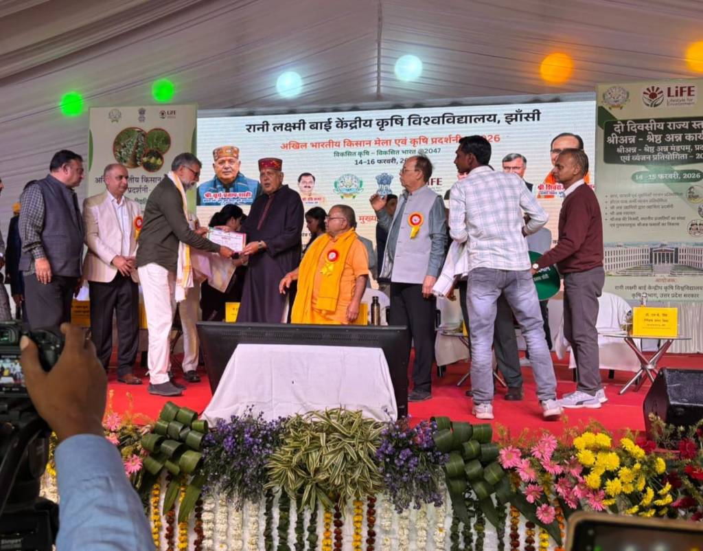 रानी लक्ष्मीबाई केंद्रीय कृषि विश्वविद्यालय में प्राकृतिक कृषि व चंदन खेती पर उत्कृष्ट कार्य हेतु किसानों का&nbsp;सम्मान