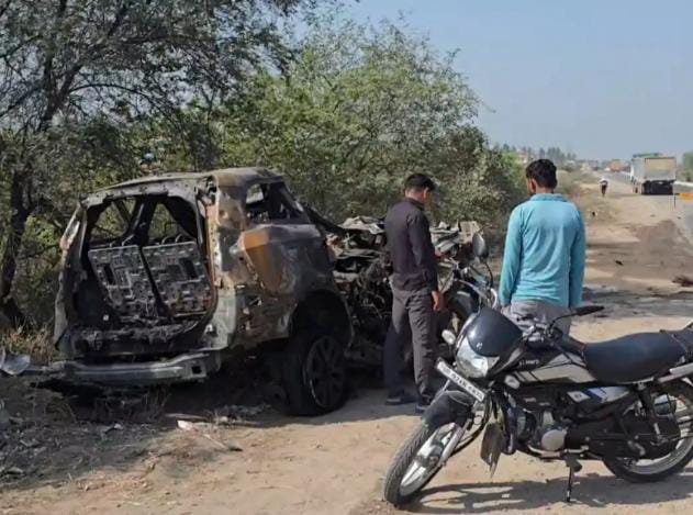 खड़े ट्रक में घुसी तेज रफ्तार महिंद्रा XUV, चालक की जलकर&nbsp;मौत