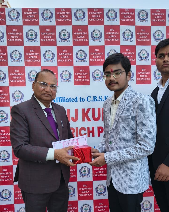 अविरल दूबे ने बढ़ाया उरई का मान, आईआईटी मेन्स में 99.2 पर्सेंटाइल के साथ किया&nbsp;टॉप