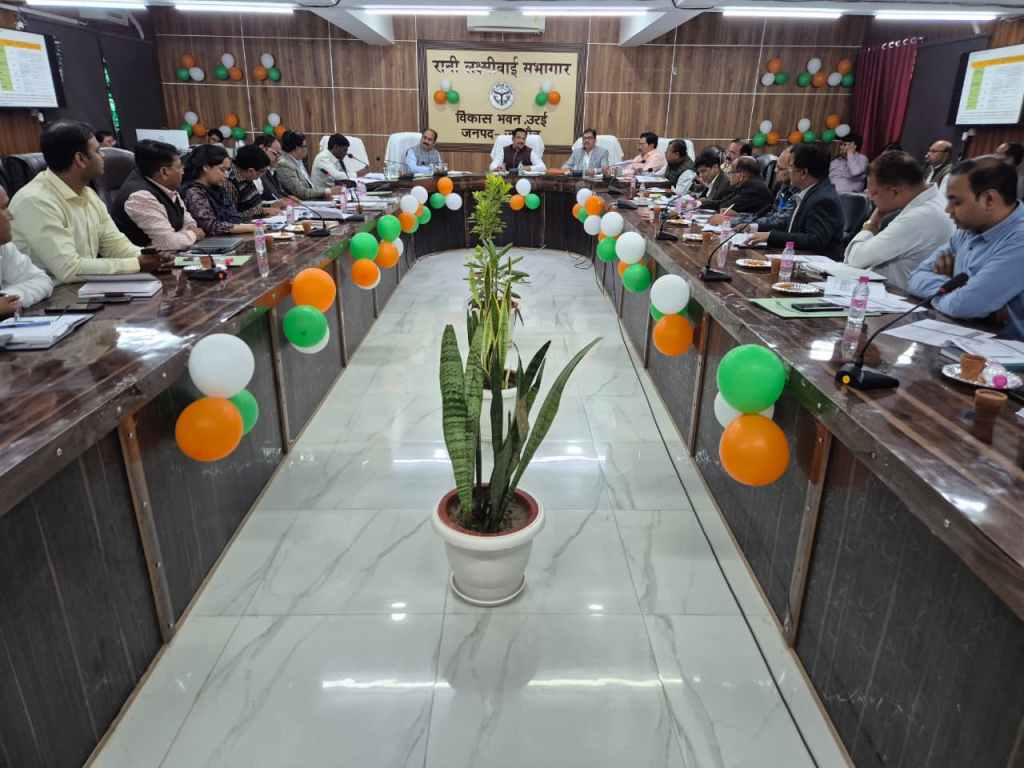 स्वास्थ्य योजनाओं में लापरवाही पर डीएम सख्त, खराब प्रगति पर वेतन रोकने के&nbsp;निर्देश