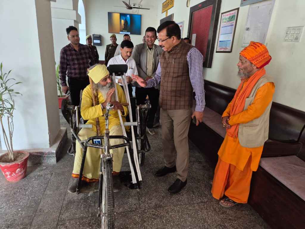 बैसाखी से भरोसे तक: डीएम की संवेदनशीलता ने बुजुर्ग को दिया&nbsp;सहारा